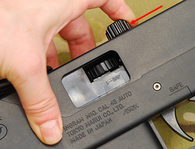 ボルトハンドルを引くと連動してボルトが後退