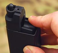 マガジンリップ後部が押し下がる