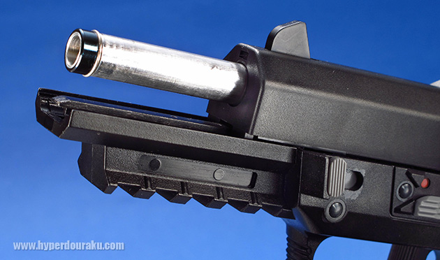 アウターバレルの先端が実銃と同じようにブルーイング処理