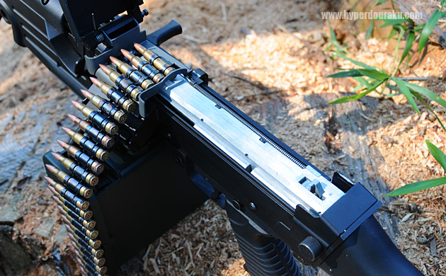 フィードカバーを上方へオープン