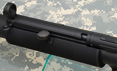 ハンドガードは若干きしむ