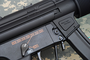 セーフティ、セミ、フルのポジションともにカチリと切り替え