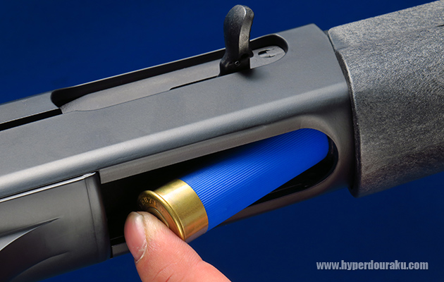 マガジンチューブに押し込んでいきます