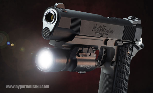 SUREFIRE X300 ウェポンライトを装着