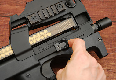 コッキングハンドル