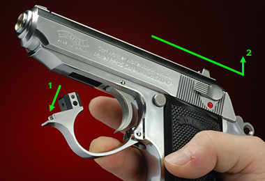 トリガーガードを下方に引く