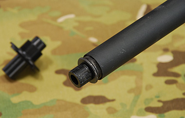 マズルパーツを銃口に差し込んで回す