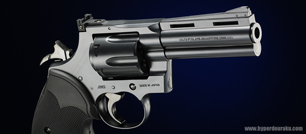 質感は反光沢のメタリック塗装