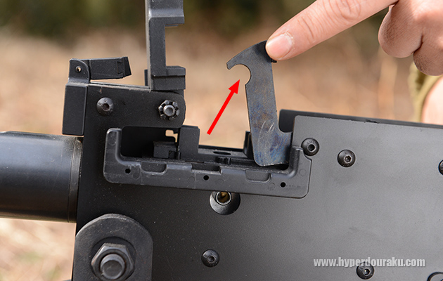 給弾口のロック