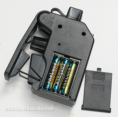 リモコンには別売の単３電池３本を使用