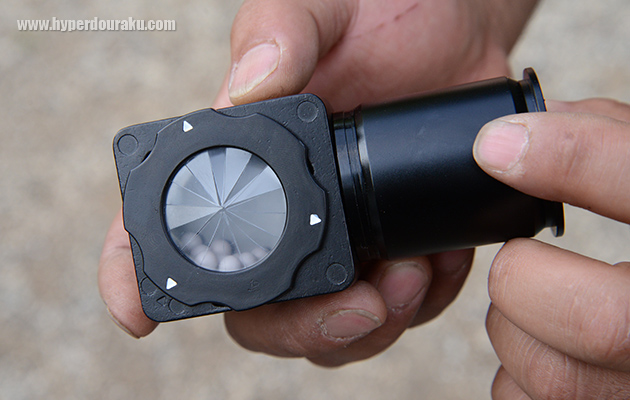 クリアファイルを切り抜いたものに、切れ目を入れて