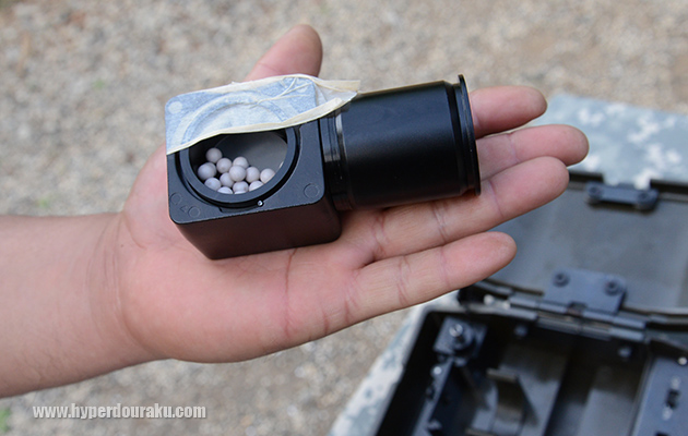 開口部の上半分をテープで塞ぎ