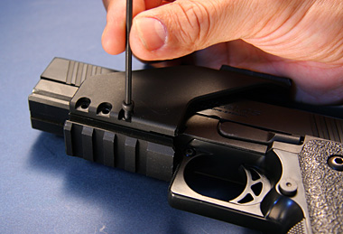 6本のスクリューをレンチで締める