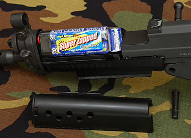 ハンドガードにバッテリー装着