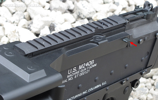 フィードカバー　ロックボタン