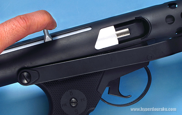 コッキングハンドルは可動