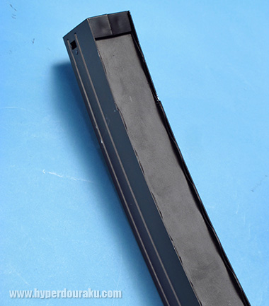 スチール製マガジンのエッジが結構鋭くて痛い