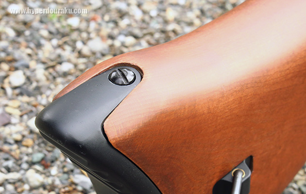 バットプレート上下にあるネジ