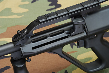 コッキングハンドルを引くとガチャコンッ