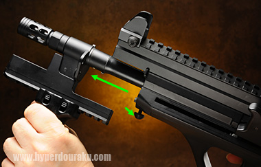 バレルごと前方へ引き出す