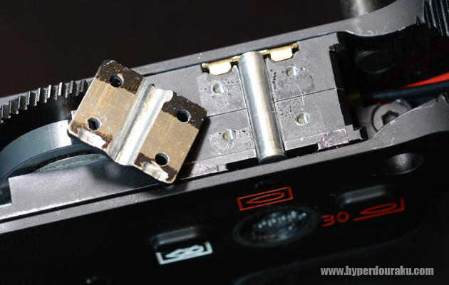 連動ギア軸を押さえ