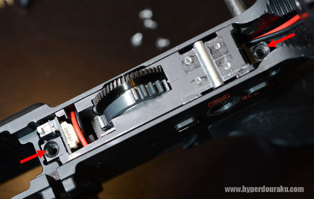 ギアボックス上部から2本のネジを抜く