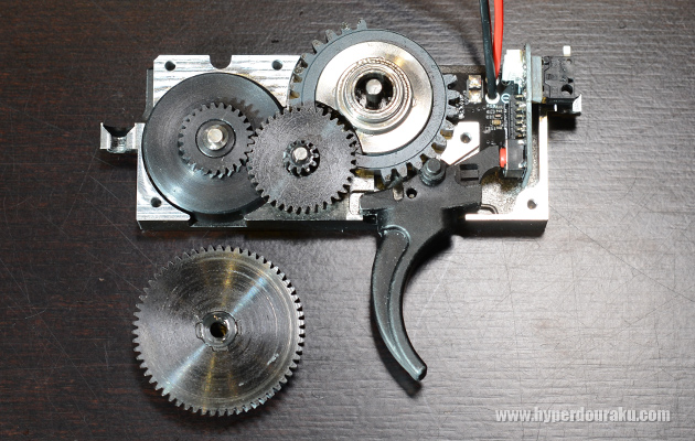 モーターのローターには24歯のヘリカルギア