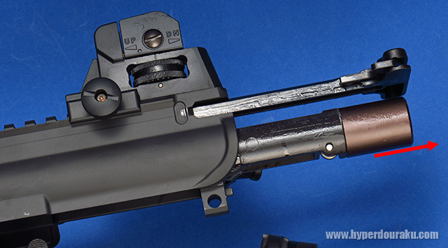 チャージングハンドルを引き