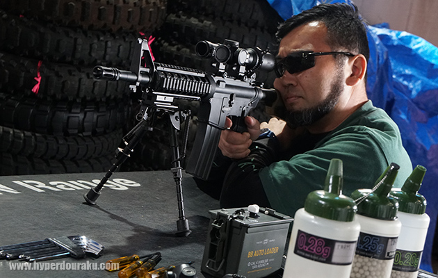 シューティングテープにバイポッドとスコープ