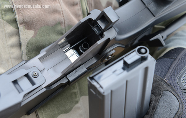 マガジンの装着はコツがあり