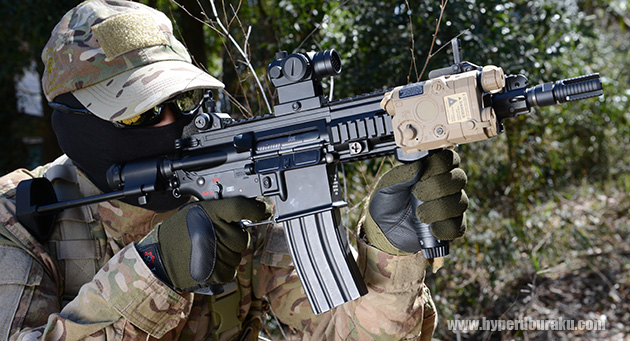 軽量なドットサイトとバッテリーケースを装着