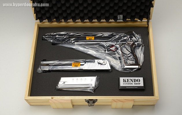 ビニール袋に包まれたライトニングホーク