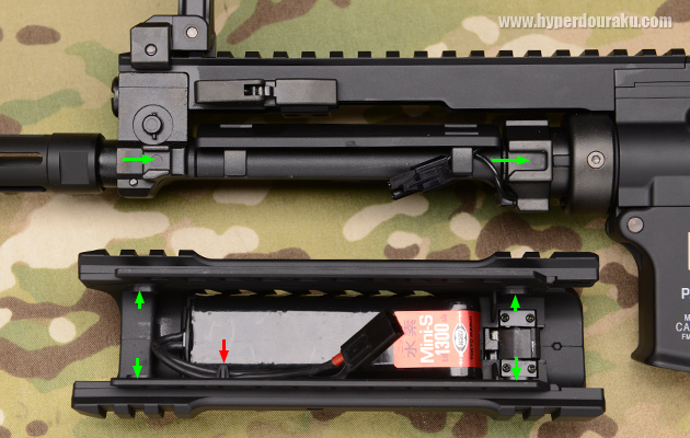 ハンドガード内に入れて、コネクタを接続