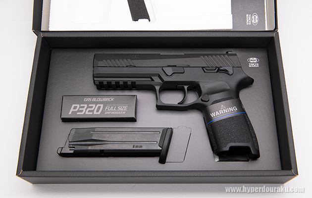 本体やマガジンが収まって