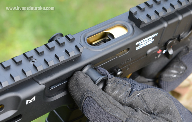 コッキングハンドル