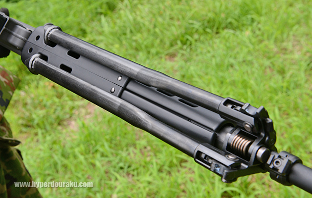 バイポッドを折りたたんだ状態