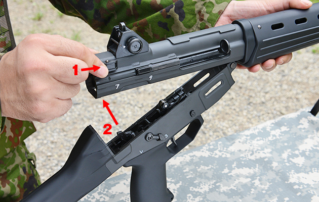 アッパーレシーバーを上へ持ち上げる