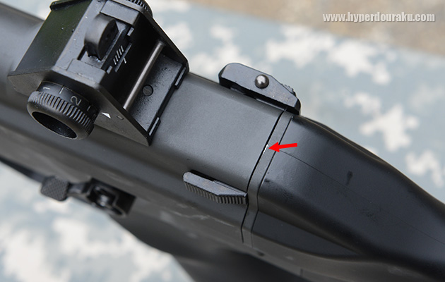 リコイルガイドの突起がストック側にあたって傷