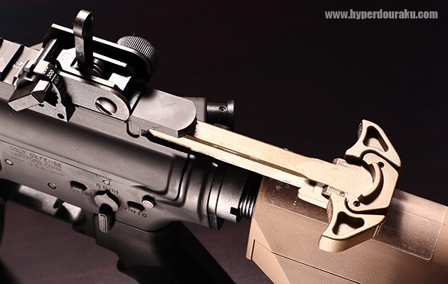 チャージング・ハンドル