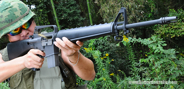 セミオート　排莢シーン