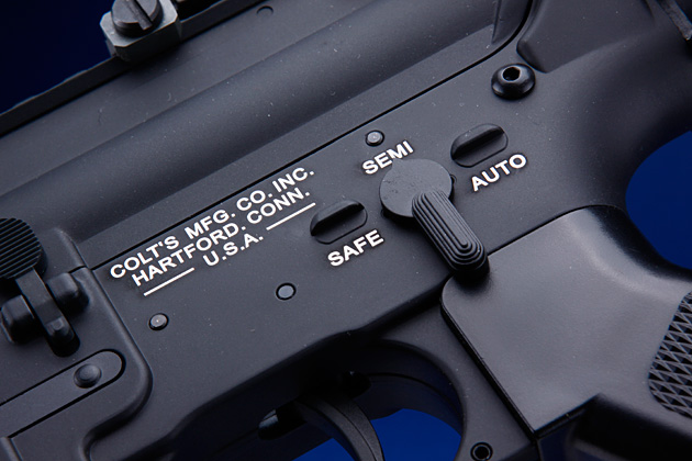 ロアレシーバーにもコルトディフェンス社のホワイトレタリング