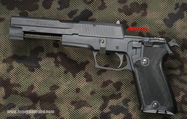 スライドを前方へ引き抜きます