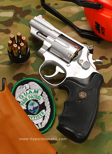 パックマイヤー(Pachmayr)社のラバーグリップを装着