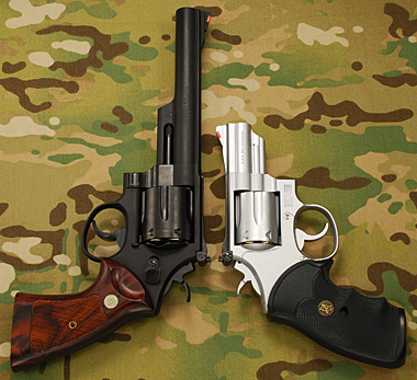 NフレームのM29 .44マグナムとの大きさの比較