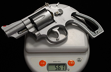 グリップを取り外すと、561g