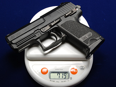 マガジンを装填しての実測総重量は719g