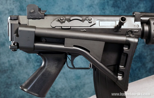 右側に折りたたむ