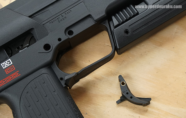 トリガーを前に押し出すようにして取り外す