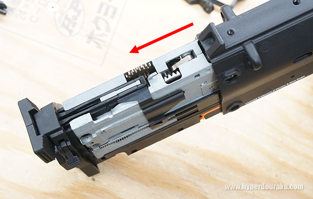 ユニット一式をフレーム後方から取り出す