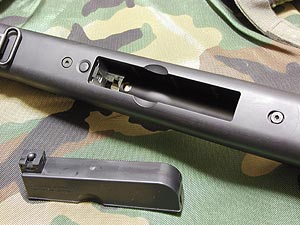 マガジンは本体下部